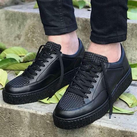 men's black casual sneakers.